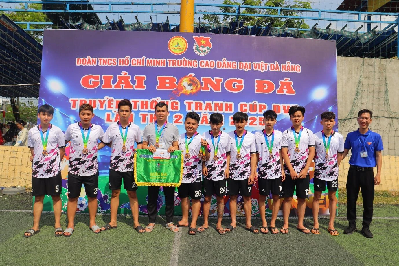 Chung kết Giải Bóng Đá Truyền Thống DVE 2025 – Trường Cao đẳng Đại Việt Đà Nẵng