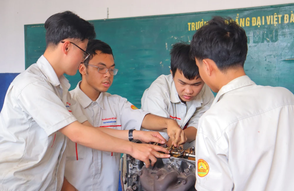 Công nghệ Ô tô – Học nghề thực tế, có việc sớm, không lo thất nghiệp