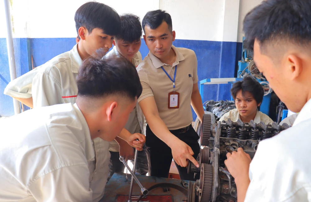 Công nghệ Ô tô – Học nghề thực tế, có việc sớm, không lo thất nghiệp