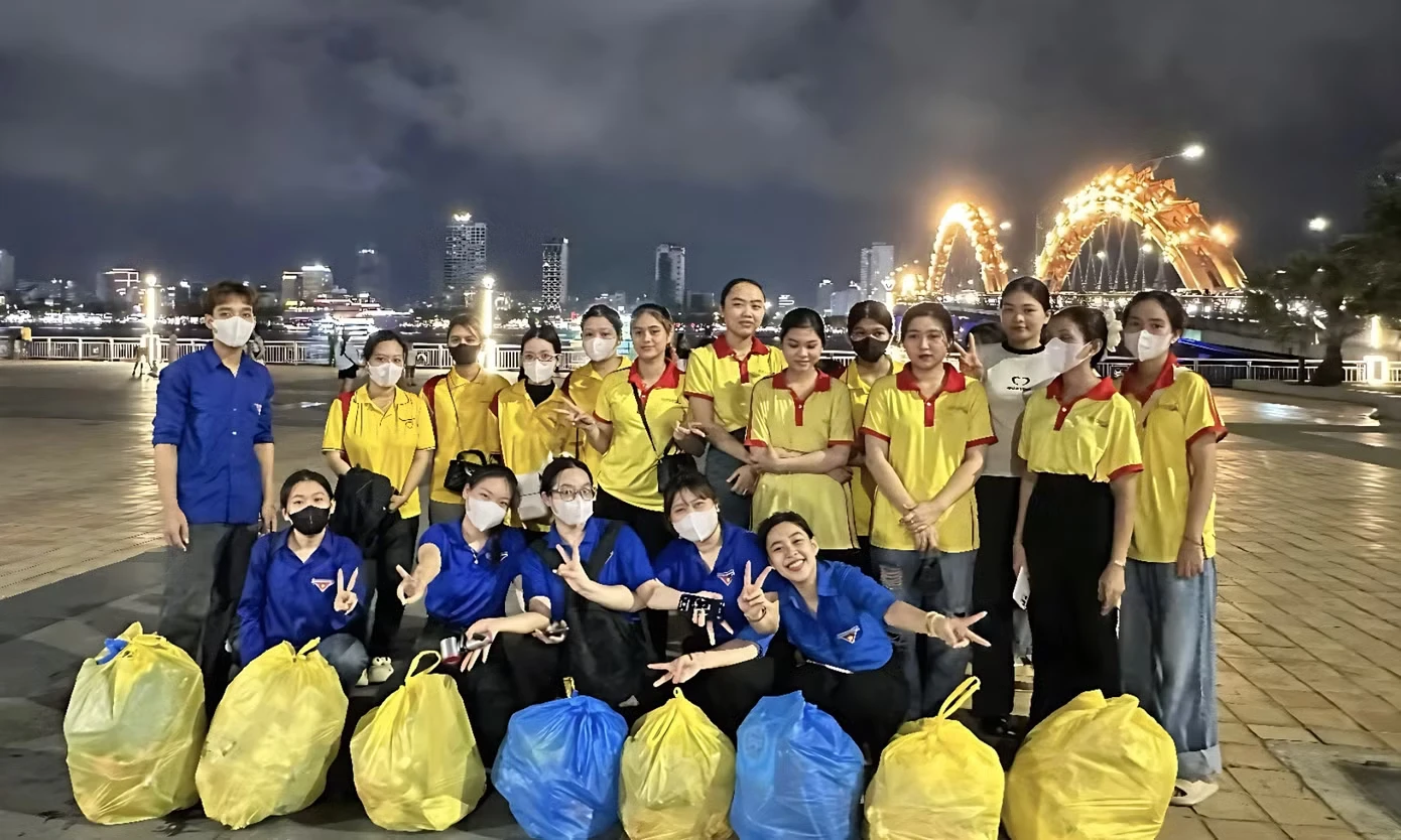 Sinh viên Cao đẳng Đại Việt Đà Nẵng tham gia hoạt động nhặt rác tuyên truyền bảo vệ môi trường.