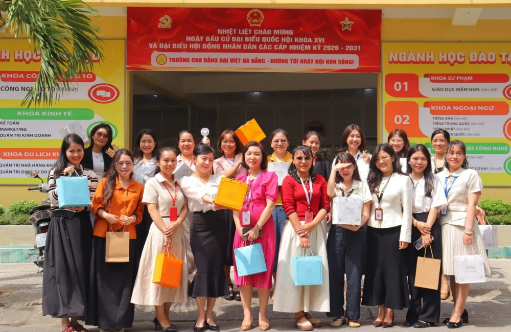 ĐOÀN THANH NIÊN PHỐI HỢP CÔNG ĐOÀN TỔ CHỨC HOẠT ĐỘNG CHÚC MỪNG NGÀY QUỐC TẾ PHỤ NỮ 8/3