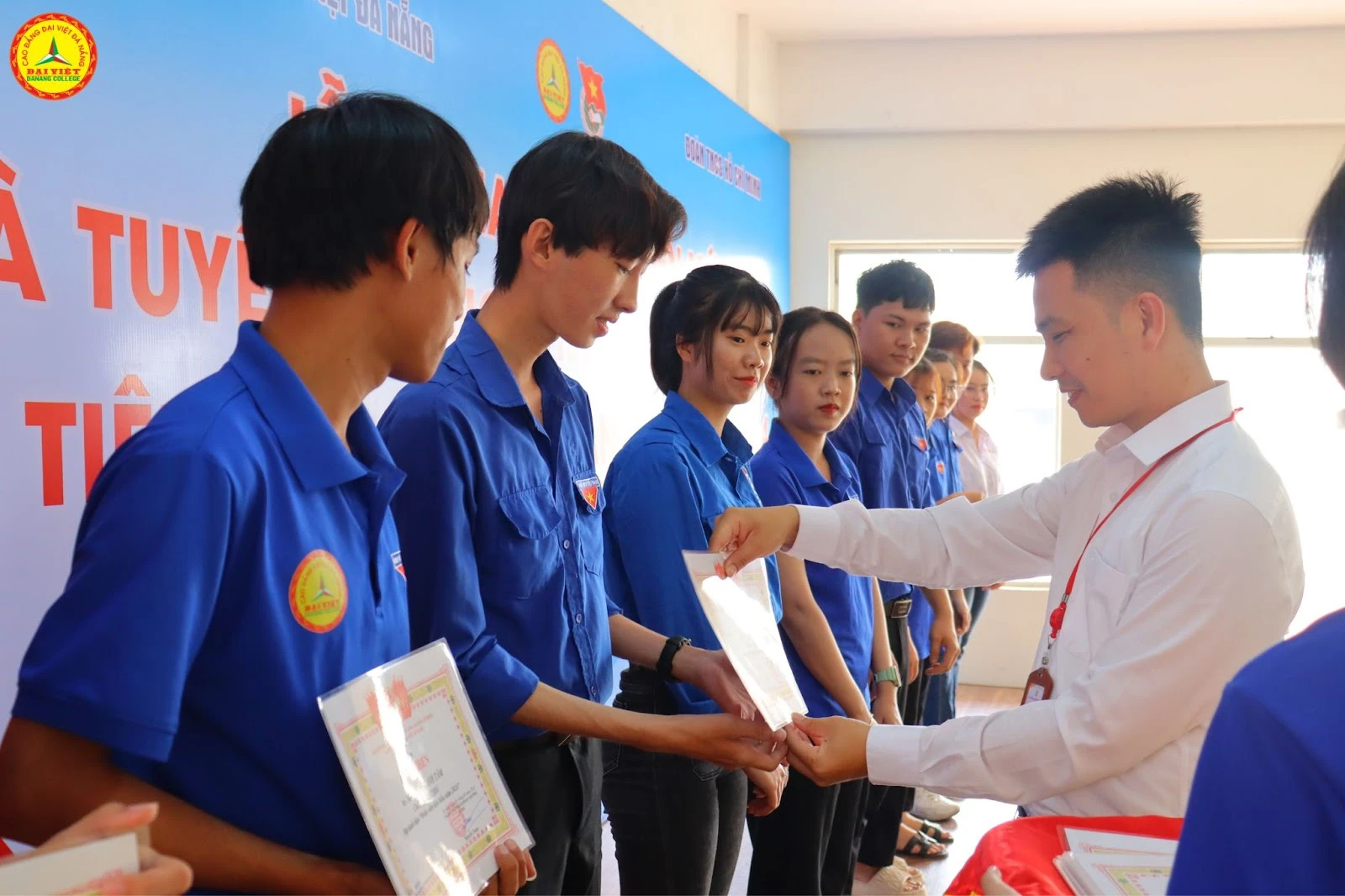 Lễ Kết Nạp 123 Đoàn Viên Mới – Hoạt Động Sinh Viên Trường Cao Đẳng Đại Việt Đà Nẵng