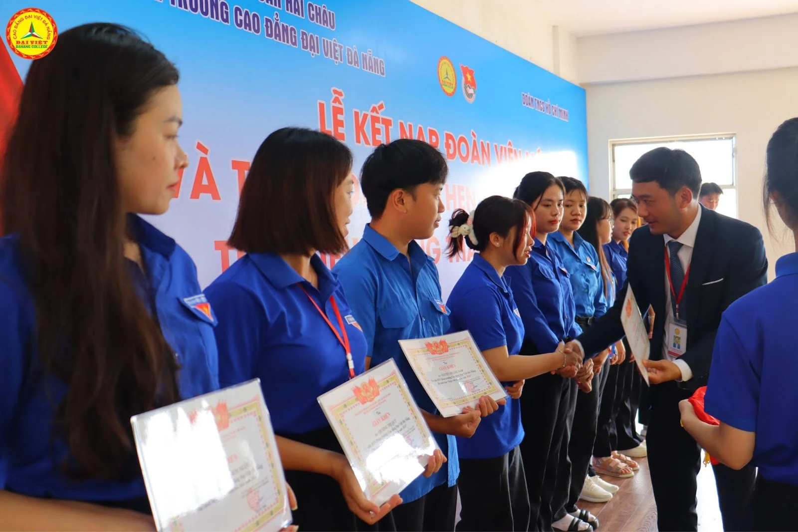 Lễ Kết Nạp 123 Đoàn Viên Mới – Hoạt Động Sinh Viên Trường Cao Đẳng Đại Việt Đà Nẵng