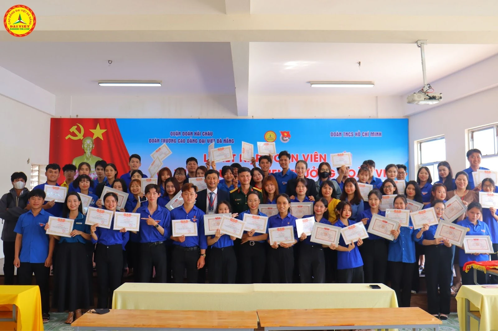 Lễ Kết Nạp 123 Đoàn Viên Mới – Hoạt Động Sinh Viên Trường Cao Đẳng Đại Việt Đà Nẵng