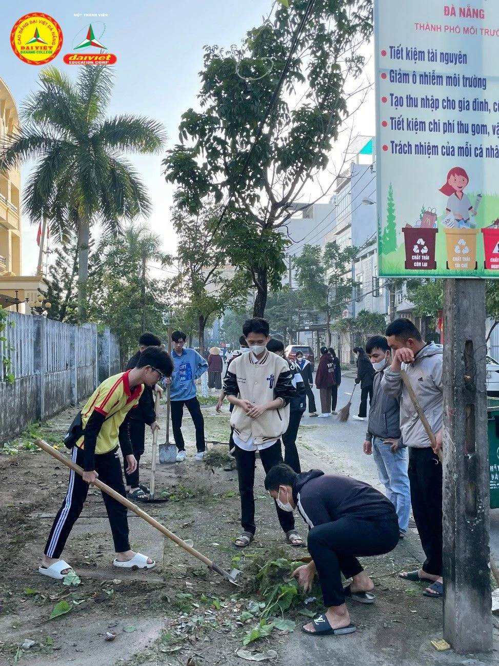 Hoạt động sinh viên Trường Cao Đẳng Đại Việt Đà Nẵng: Ra quân dọn vệ sinh môi trường đón Tết Giáp Thìn 2024