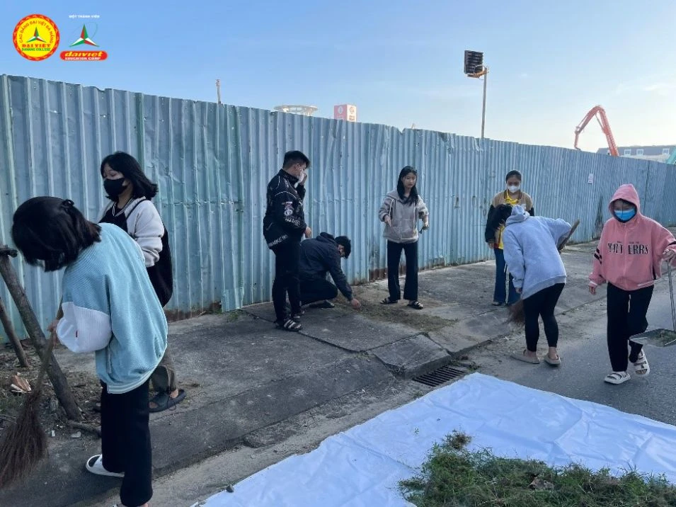 Hoạt động sinh viên Trường Cao Đẳng Đại Việt Đà Nẵng: Ra quân dọn vệ sinh môi trường đón Tết Giáp Thìn 2024