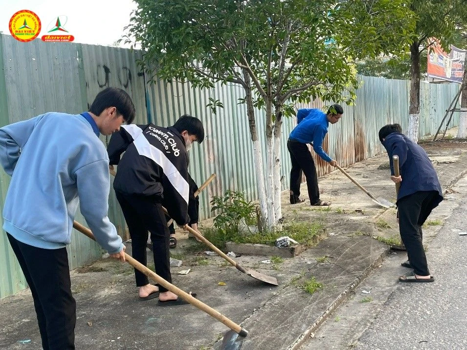 Hoạt động sinh viên Trường Cao Đẳng Đại Việt Đà Nẵng: Ra quân dọn vệ sinh môi trường đón Tết Giáp Thìn 2024