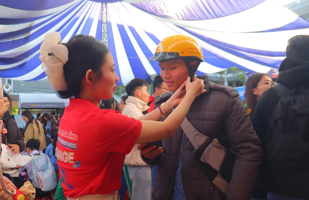 Gần 2000 học sinh Đà Nẵng tham gia tư vấn hướng nghiệp