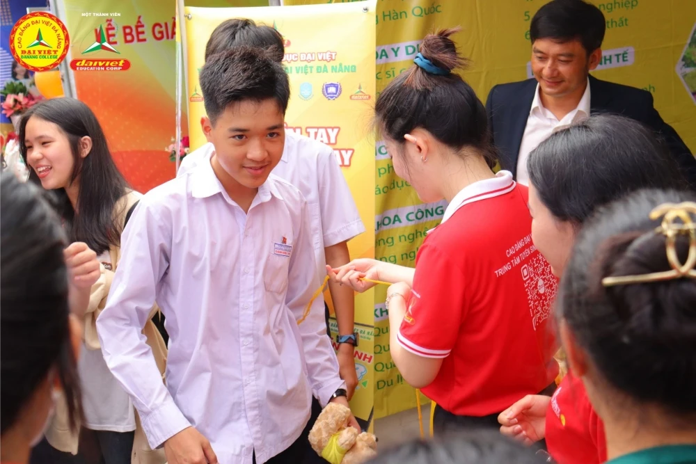 Gian hàng Trường Cao Đẳng Đại Việt Đà Nẵng thu hút tại Ngày hội tư vấn – tuyển sinh giáo dục nghề nghiệp Đà Nẵng