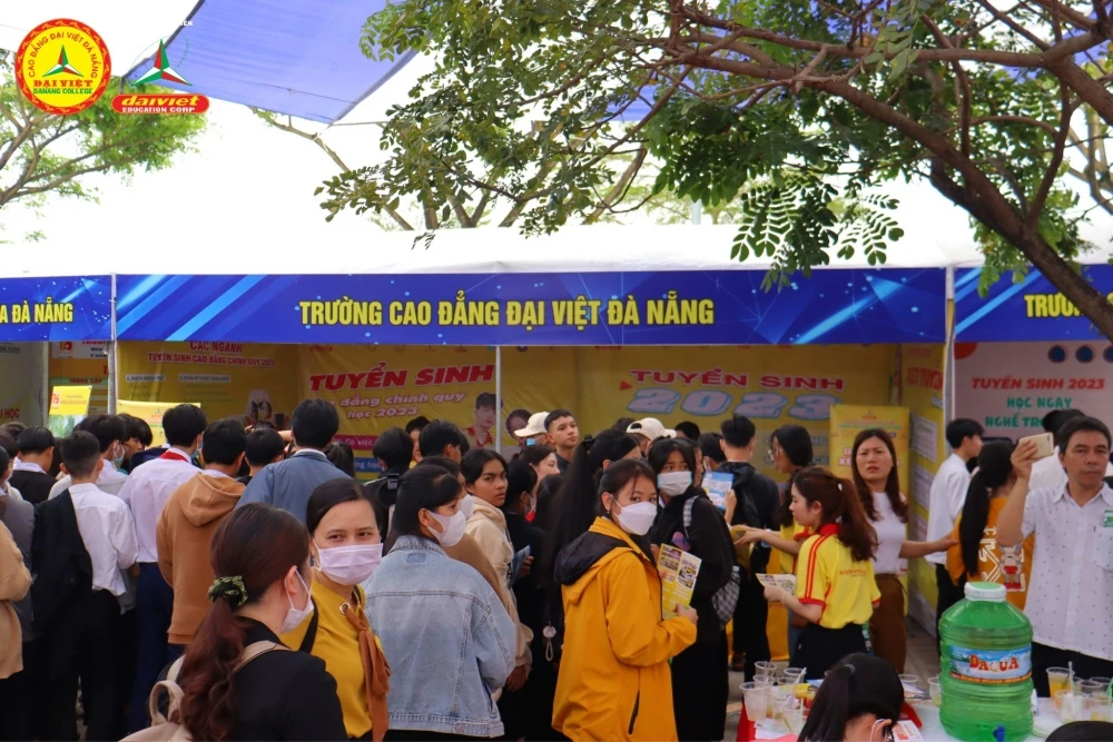 Gian hàng Trường Cao Đẳng Đại Việt Đà Nẵng thu hút tại Ngày hội tư vấn – tuyển sinh giáo dục nghề nghiệp Đà Nẵng