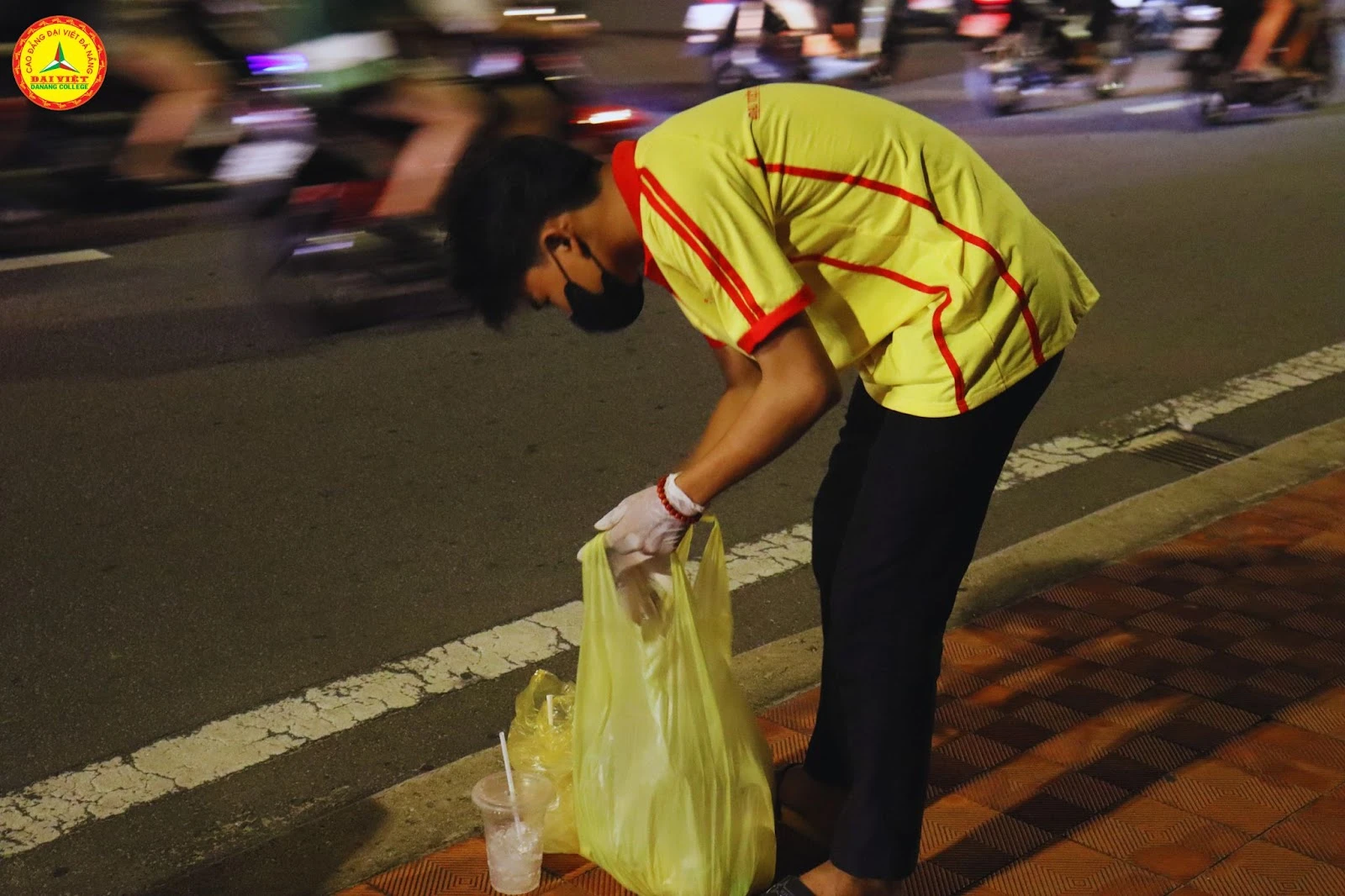 Hành Động Nhỏ – Ý Nghĩa Lớn của Sinh Viên Trường Cao Đẳng Đại Việt Đà Nẵng tại DIFF 2024