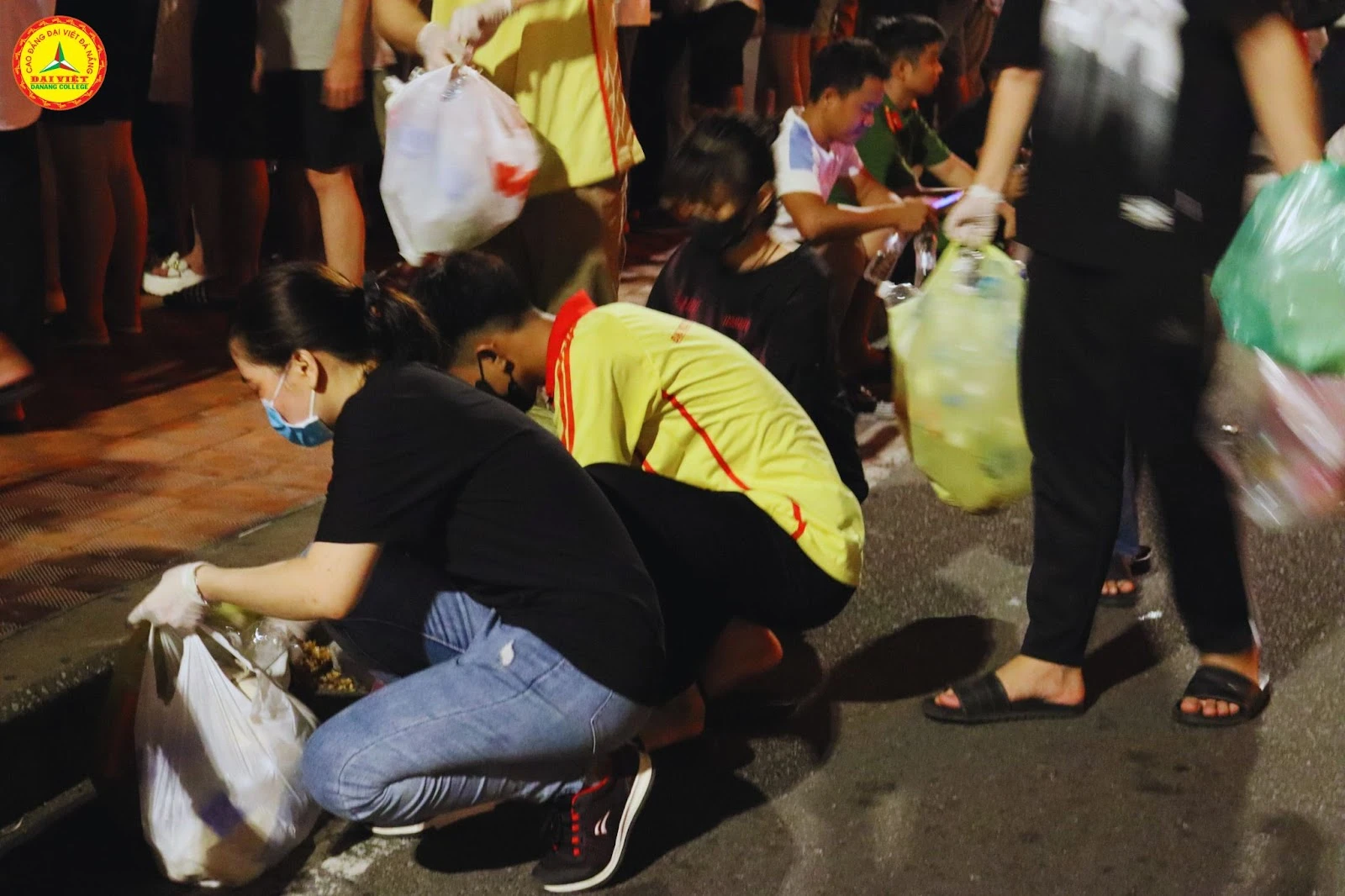 Hành Động Nhỏ – Ý Nghĩa Lớn của Sinh Viên Trường Cao Đẳng Đại Việt Đà Nẵng tại DIFF 2024