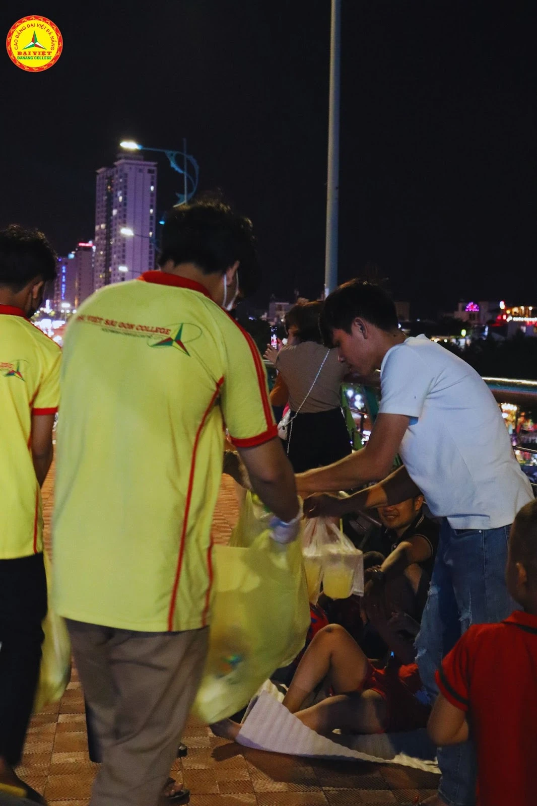 Hành Động Nhỏ – Ý Nghĩa Lớn của Sinh Viên Trường Cao Đẳng Đại Việt Đà Nẵng tại DIFF 2024