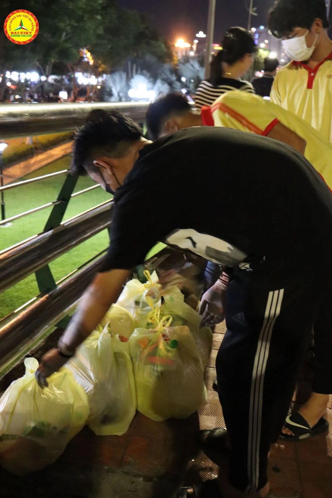 Hành Động Nhỏ – Ý Nghĩa Lớn của Sinh Viên Trường Cao Đẳng Đại Việt Đà Nẵng tại DIFF 2024