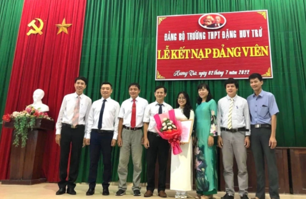 Nguyễn Ngọc Phương Nhi được kết nạp từ khi còn học tại Trường THPT Đặng Huy Trứ (TP Huế). Ảnh: NVCC