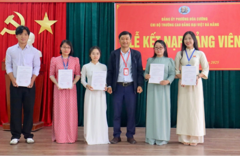 TS Trần Văn Anh trao quyết định kết nạp đảng viên cho sinh viên.