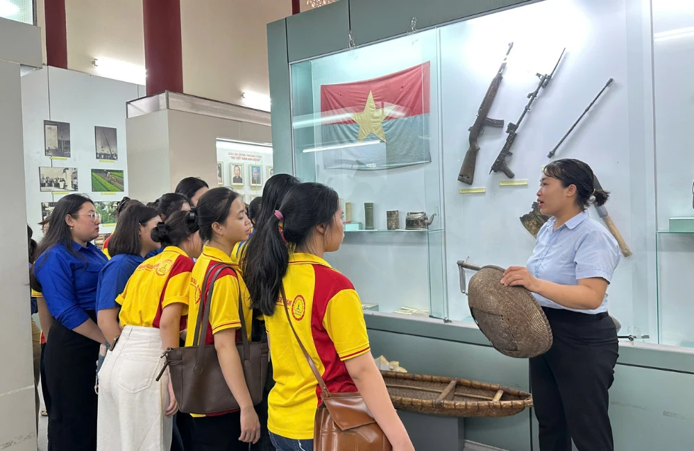 HÀNH TRÌNH VỀ ĐỊA CHỈ ĐỎ K20 CHẠM LỊCH SỬ, THẮP LỬA TỰ HÀO