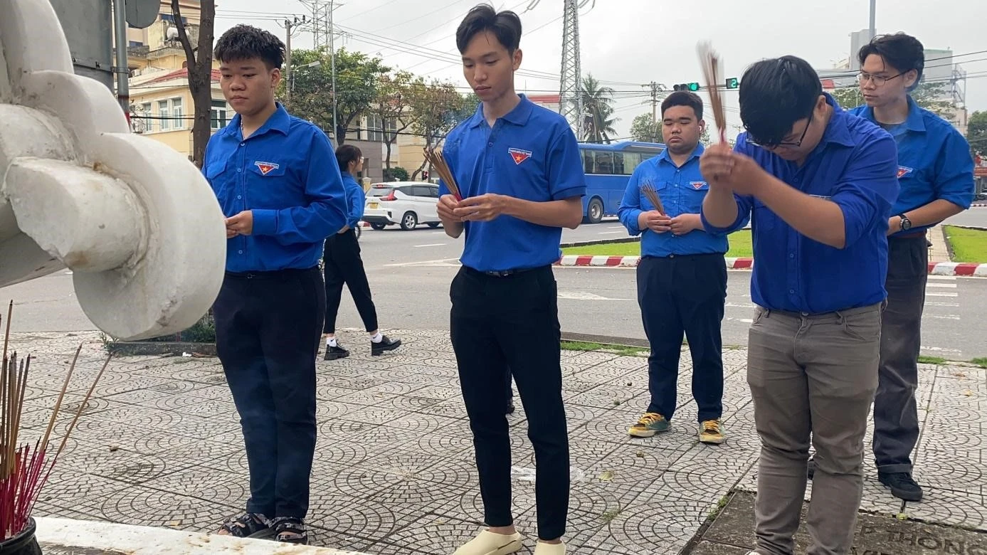 Hành Trình Về Nguồn 2023 – Tuổi Trẻ Trường Cao Đẳng Đại Việt Đà Nẵng Tri Ân Các Anh Hùng Liệt Sĩ