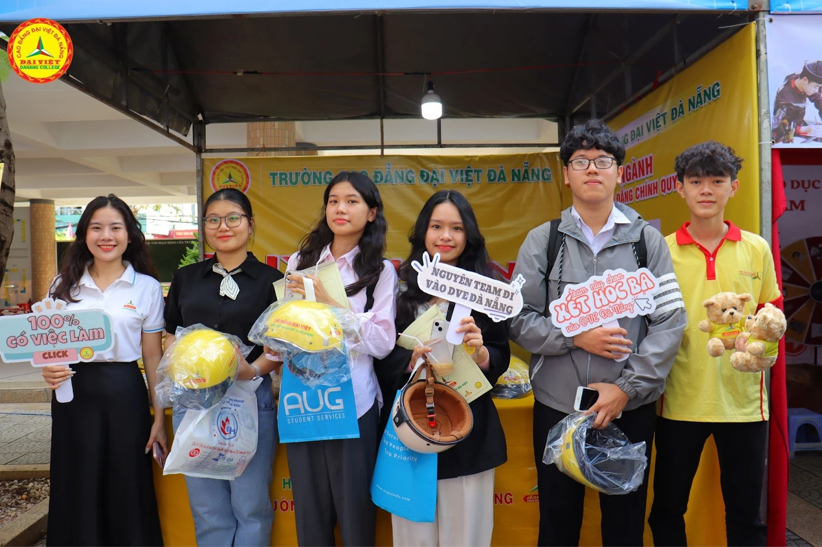 Học sinh THPT hào hứng với gian hàng tuyển sinh của Trường Cao Đẳng Đại Việt Đà Nẵng 2024