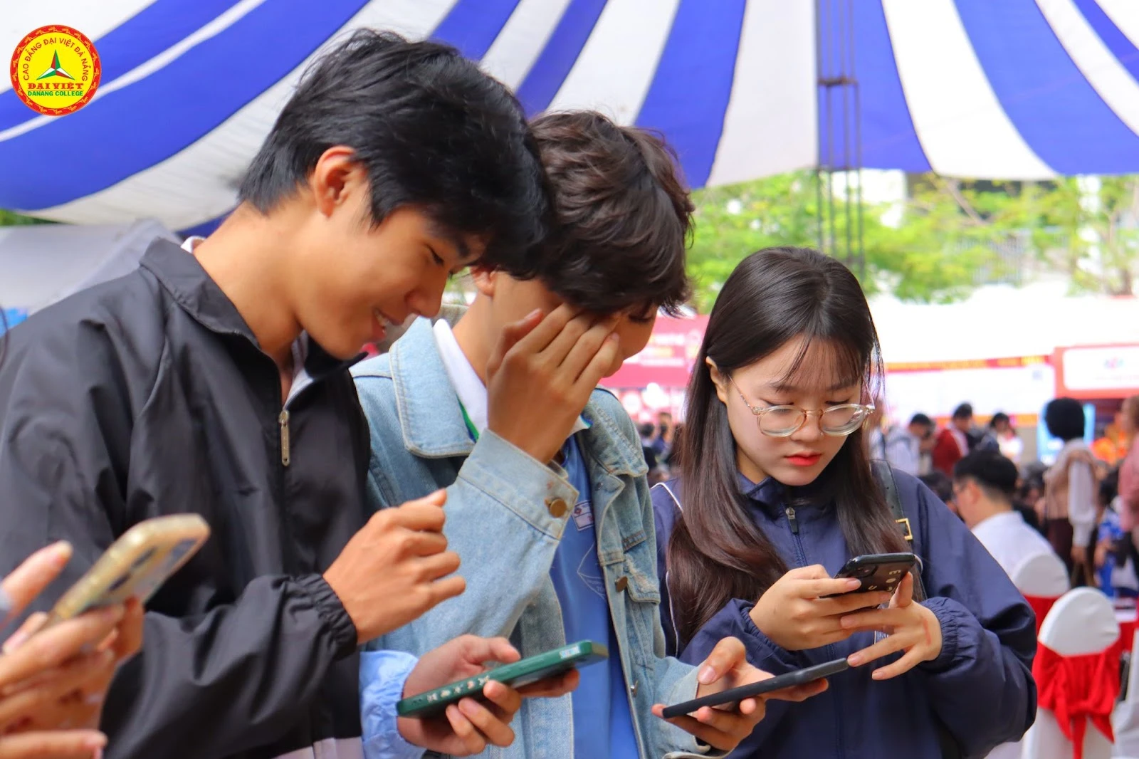 Học sinh THPT hào hứng với gian hàng tuyển sinh của Trường Cao Đẳng Đại Việt Đà Nẵng 2024