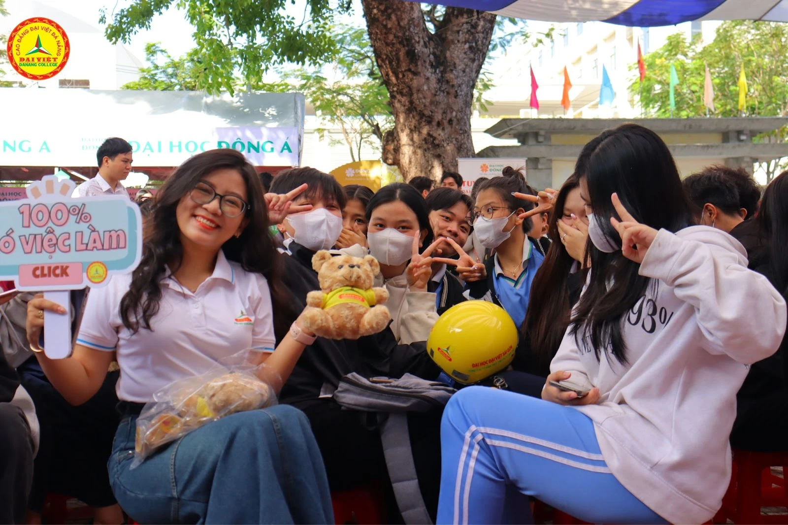 Học sinh THPT hào hứng với gian hàng tuyển sinh của Trường Cao Đẳng Đại Việt Đà Nẵng 2024