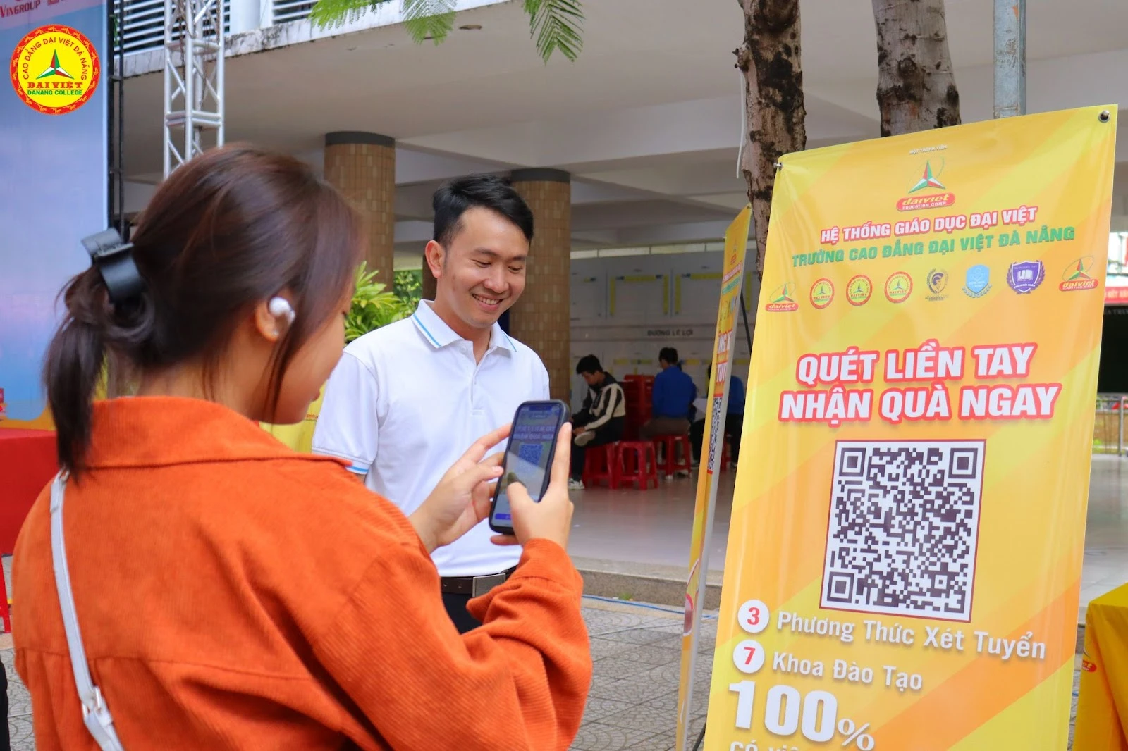 Học sinh THPT hào hứng với gian hàng tuyển sinh của Trường Cao Đẳng Đại Việt Đà Nẵng 2024