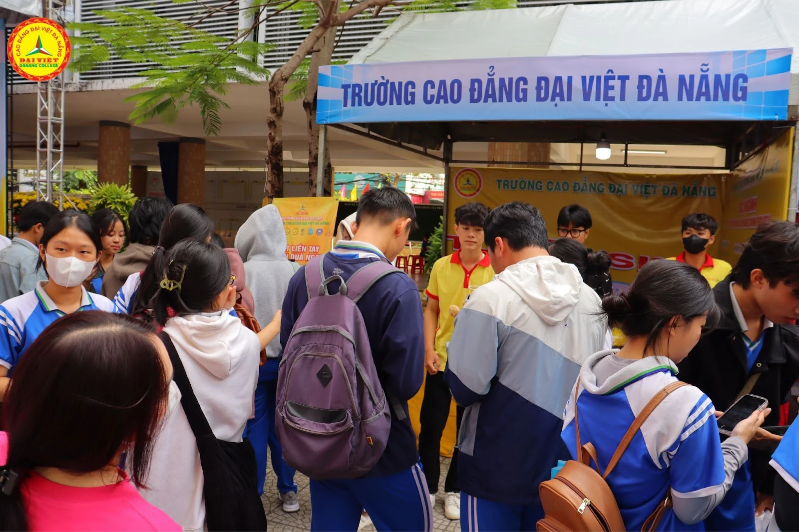 Học sinh THPT hào hứng với gian hàng tuyển sinh của Trường Cao Đẳng Đại Việt Đà Nẵng 2024