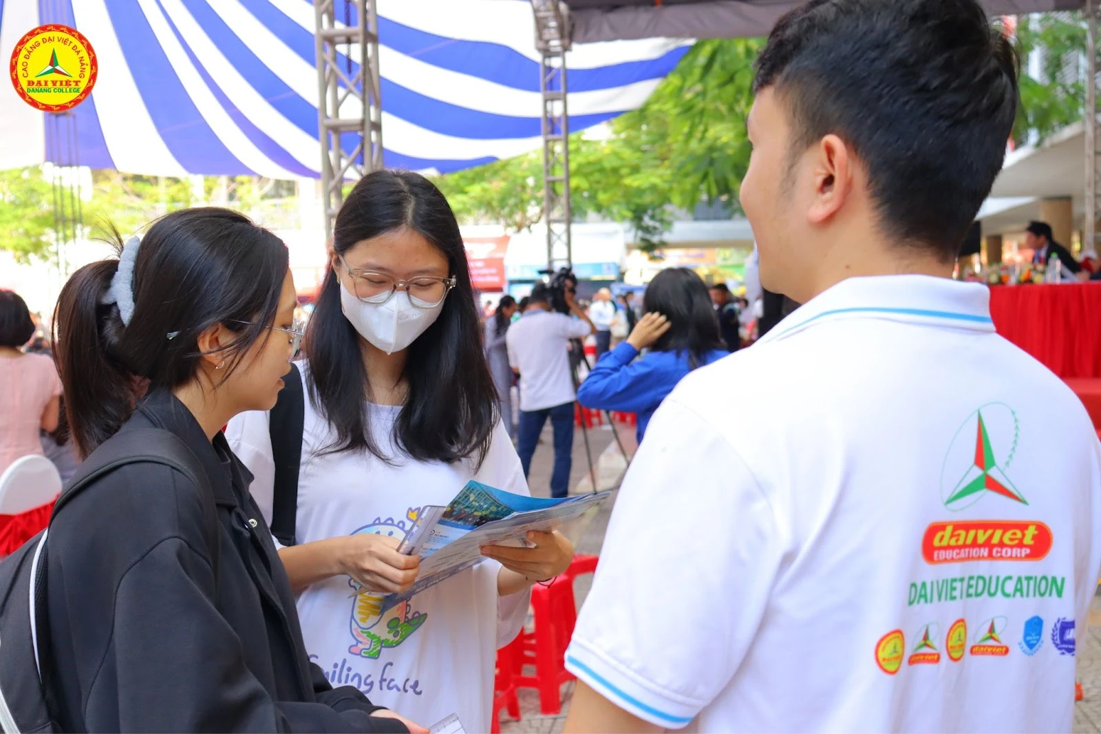 Học sinh THPT hào hứng với gian hàng tuyển sinh của Trường Cao Đẳng Đại Việt Đà Nẵng 2024