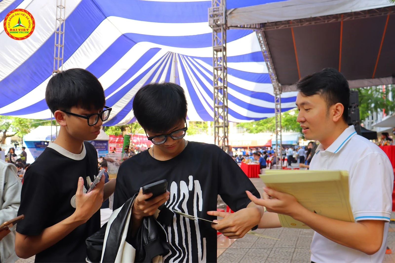 Học sinh THPT hào hứng với gian hàng tuyển sinh của Trường Cao Đẳng Đại Việt Đà Nẵng 2024