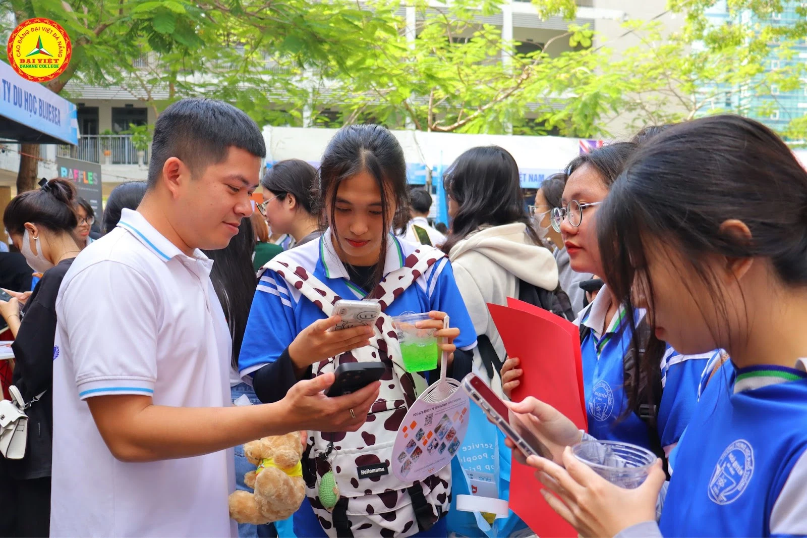 Học sinh THPT hào hứng với gian hàng tuyển sinh của Trường Cao Đẳng Đại Việt Đà Nẵng 2024