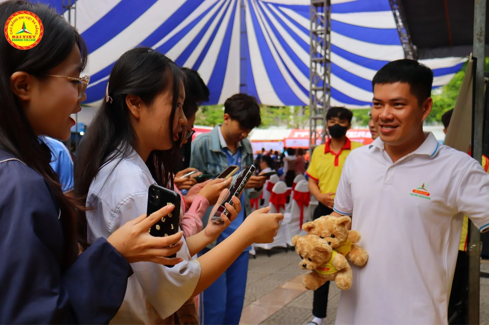 Học sinh THPT hào hứng với gian hàng tuyển sinh của Trường Cao Đẳng Đại Việt Đà Nẵng 2024
