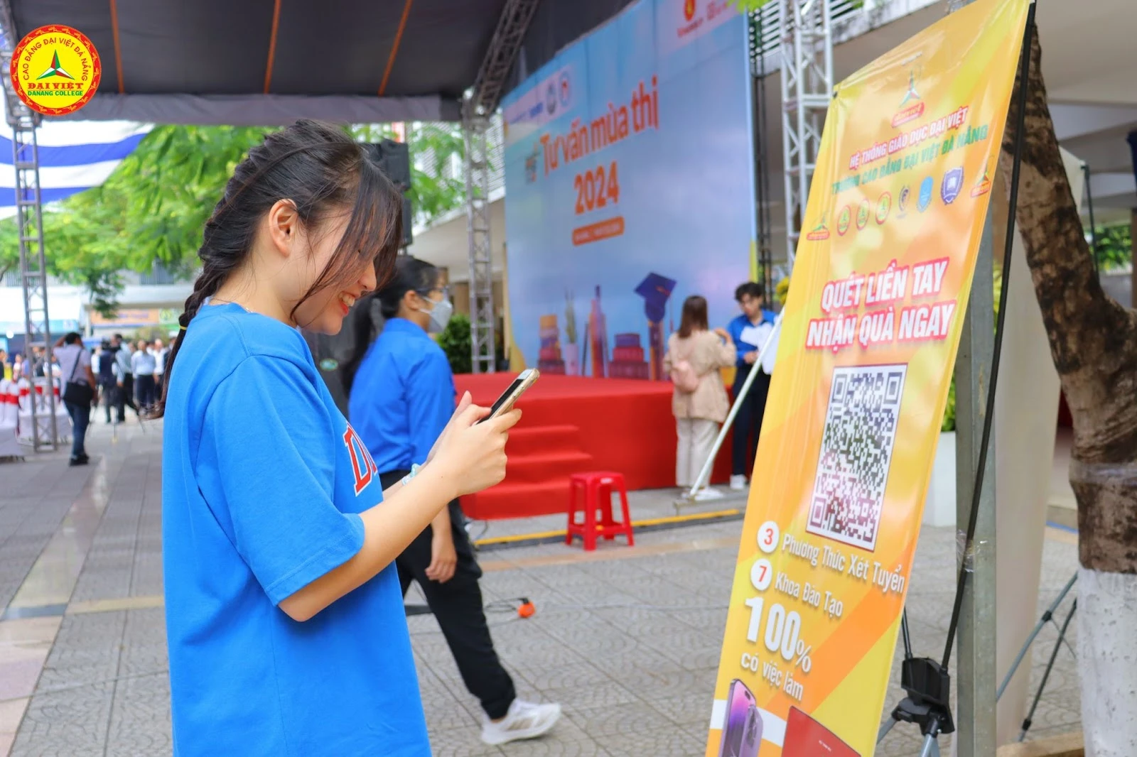 Học sinh THPT hào hứng với gian hàng tuyển sinh của Trường Cao Đẳng Đại Việt Đà Nẵng 2024