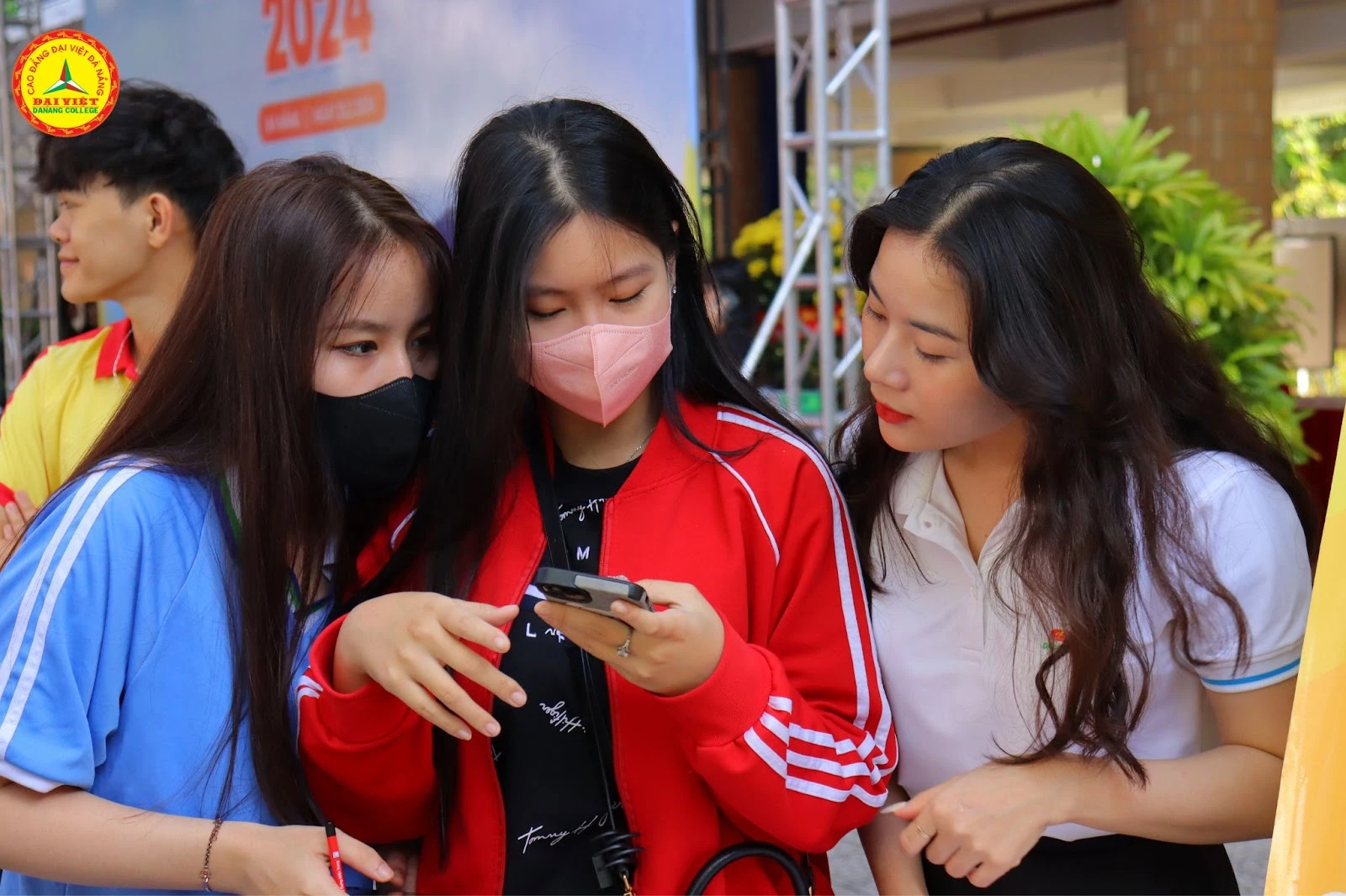 Học sinh THPT hào hứng với gian hàng tuyển sinh của Trường Cao Đẳng Đại Việt Đà Nẵng 2024