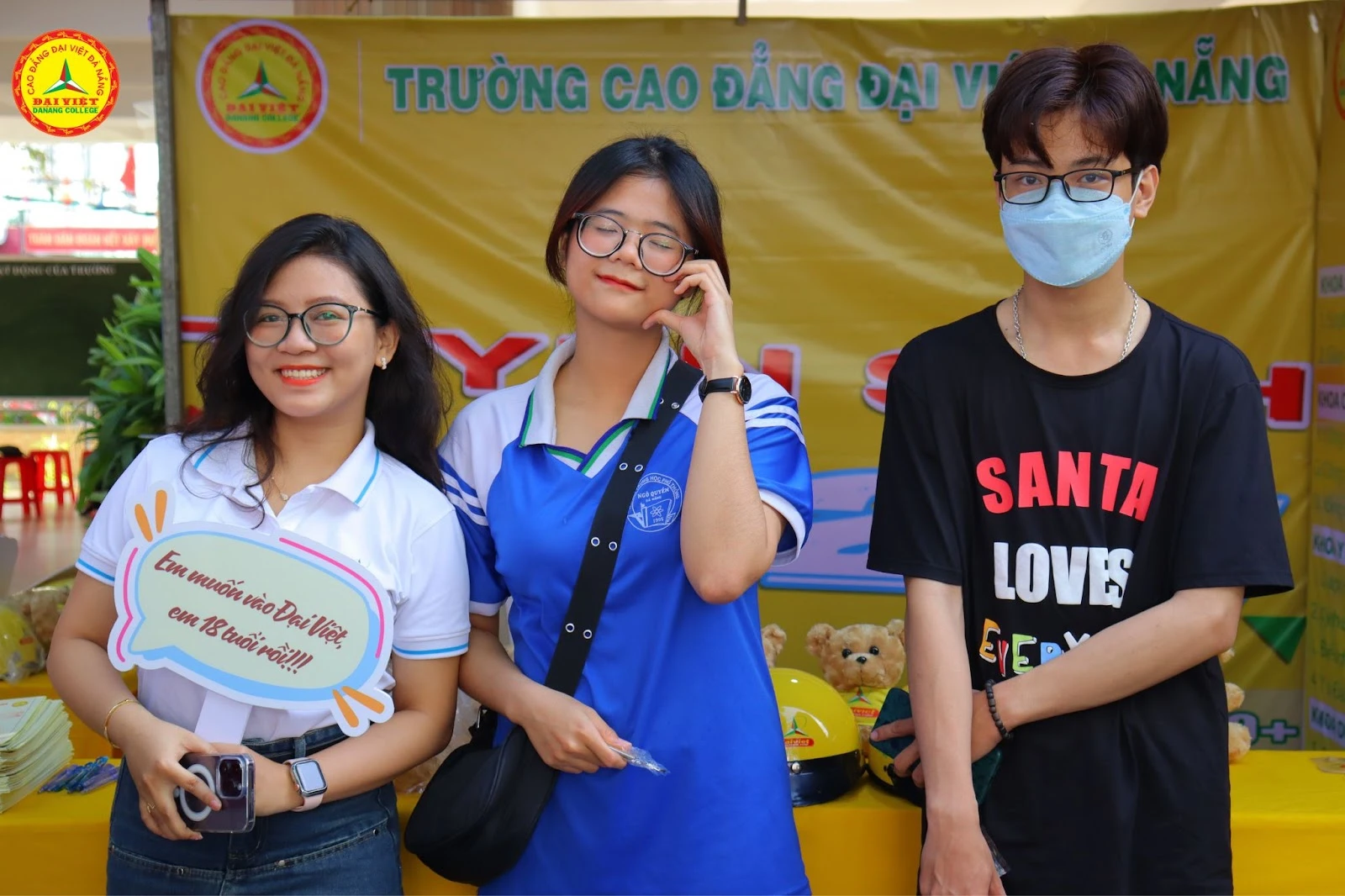 Học sinh THPT hào hứng với gian hàng tuyển sinh của Trường Cao Đẳng Đại Việt Đà Nẵng 2024