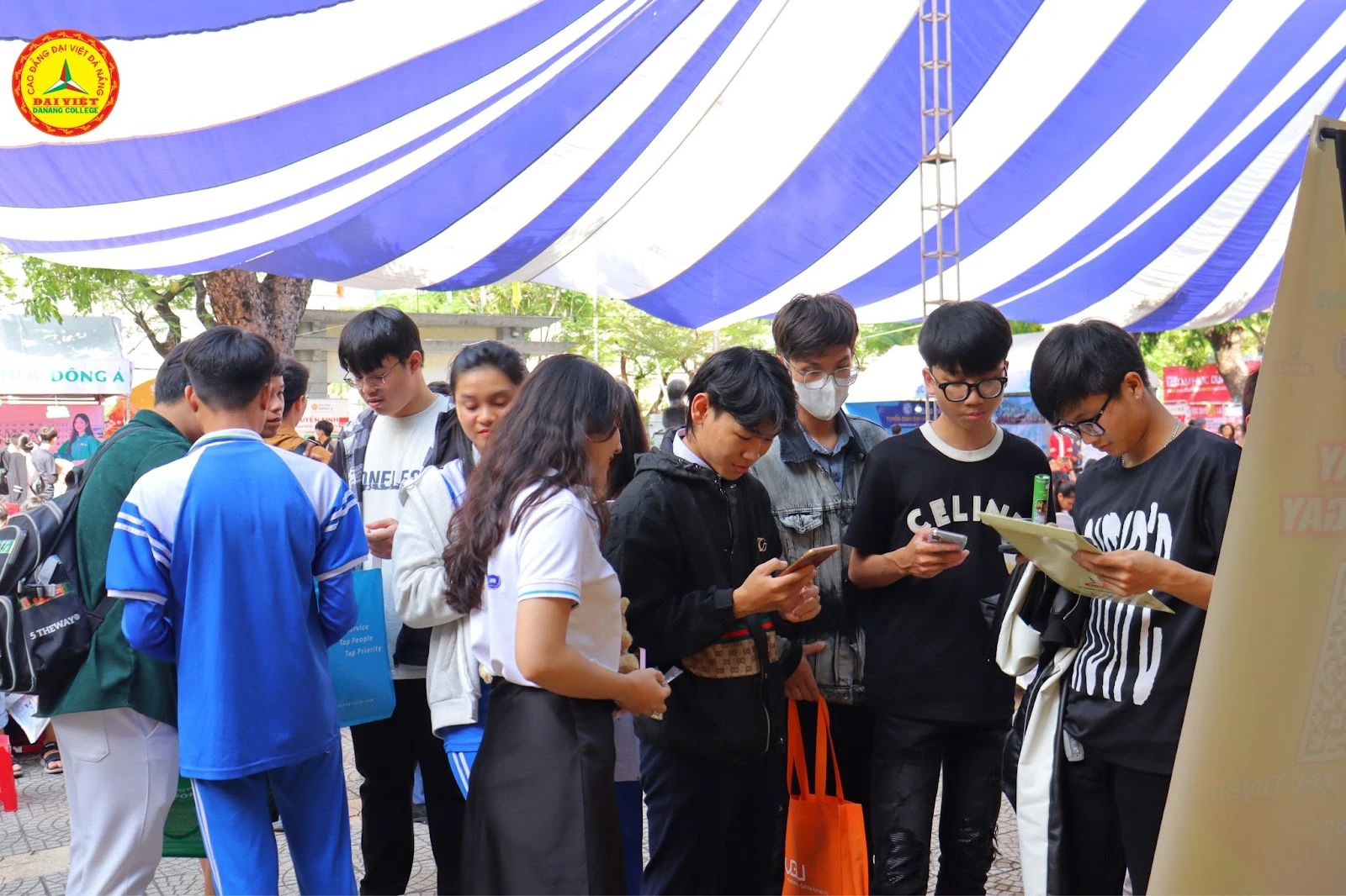 Học sinh THPT hào hứng với gian hàng tuyển sinh của Trường Cao Đẳng Đại Việt Đà Nẵng 2024
