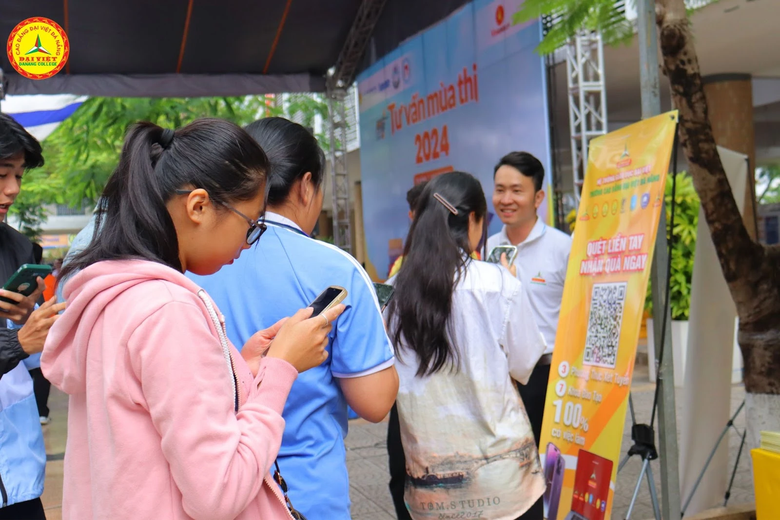 Học sinh THPT hào hứng với gian hàng tuyển sinh của Trường Cao Đẳng Đại Việt Đà Nẵng 2024