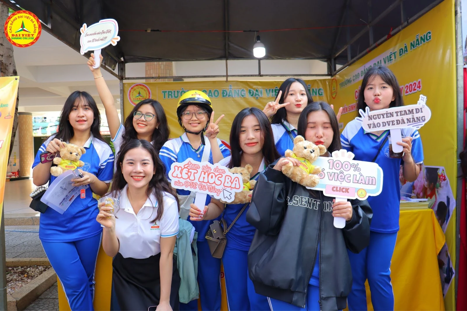 Học sinh THPT hào hứng với gian hàng tuyển sinh của Trường Cao Đẳng Đại Việt Đà Nẵng 2024