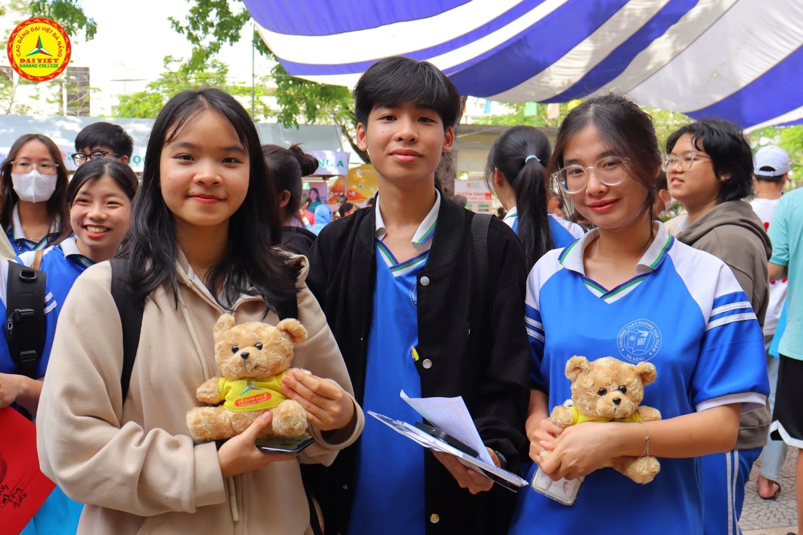 Học sinh THPT hào hứng với gian hàng tuyển sinh của Trường Cao Đẳng Đại Việt Đà Nẵng 2024