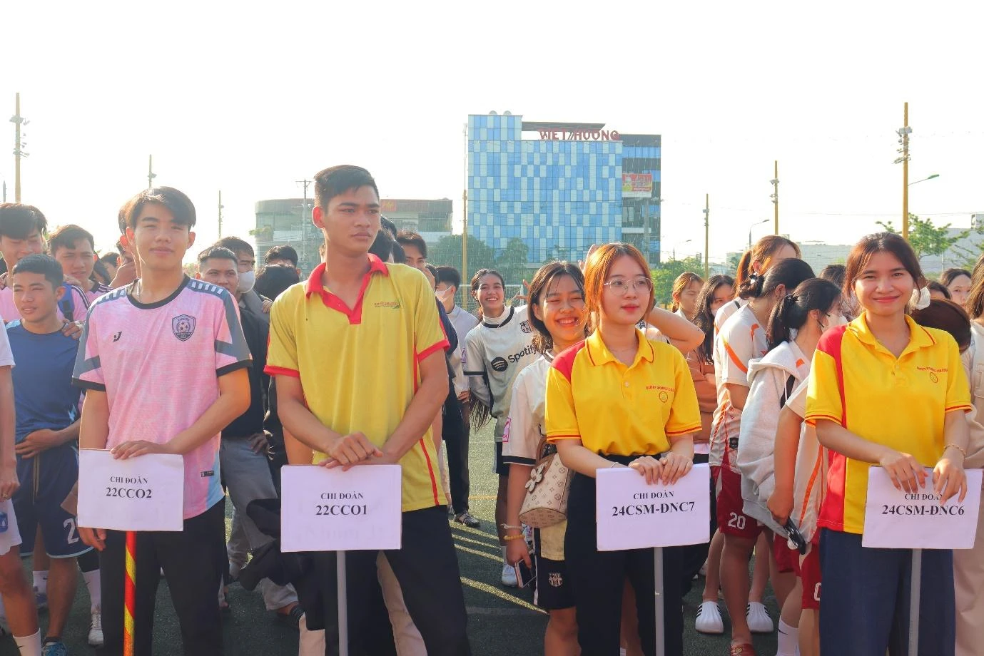 Khai mạc Giải bóng đá truyền thống tranh cúp DVE lần thứ 2 năm 2025 – Trường Cao Đẳng Đại Việt Đà Nẵng