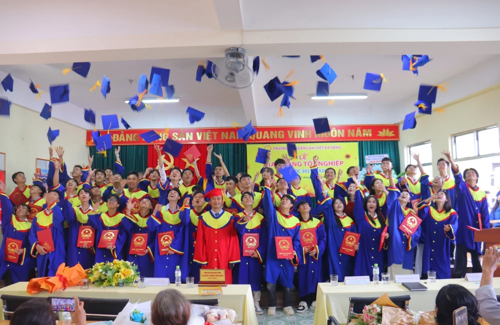 KỶ NIỆM 25 NĂM THÀNH LẬP TRƯỜNG CAO ĐẲNG ĐẠI VIỆT