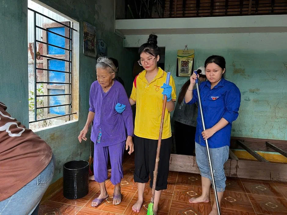 Hoạt động sinh viên Trường Cao Đẳng Đại Việt Đà Nẵng: Lan Tỏa Yêu Thương Sau Mưa Lũ Tại Hòa Vang – Hòa Tiến