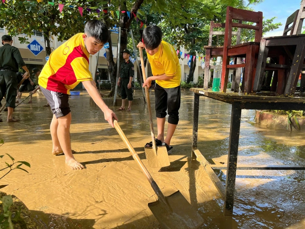 Hoạt động sinh viên Trường Cao Đẳng Đại Việt Đà Nẵng: Lan Tỏa Yêu Thương Sau Mưa Lũ Tại Hòa Vang – Hòa Tiến