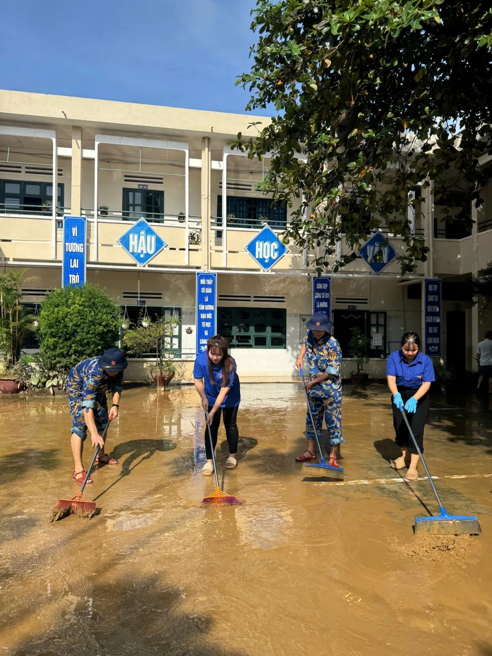 Hoạt động sinh viên Trường Cao Đẳng Đại Việt Đà Nẵng: Lan Tỏa Yêu Thương Sau Mưa Lũ Tại Hòa Vang – Hòa Tiến