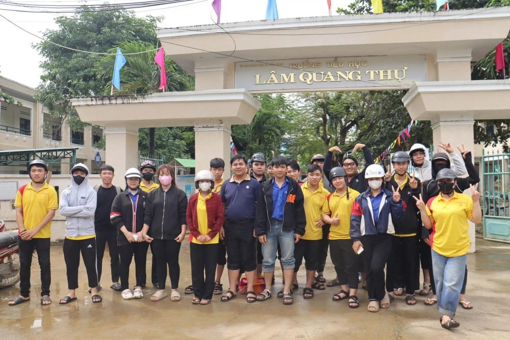 Hoạt động sinh viên Trường Cao Đẳng Đại Việt Đà Nẵng: Lan Tỏa Yêu Thương Sau Mưa Lũ Tại Hòa Vang – Hòa Tiến