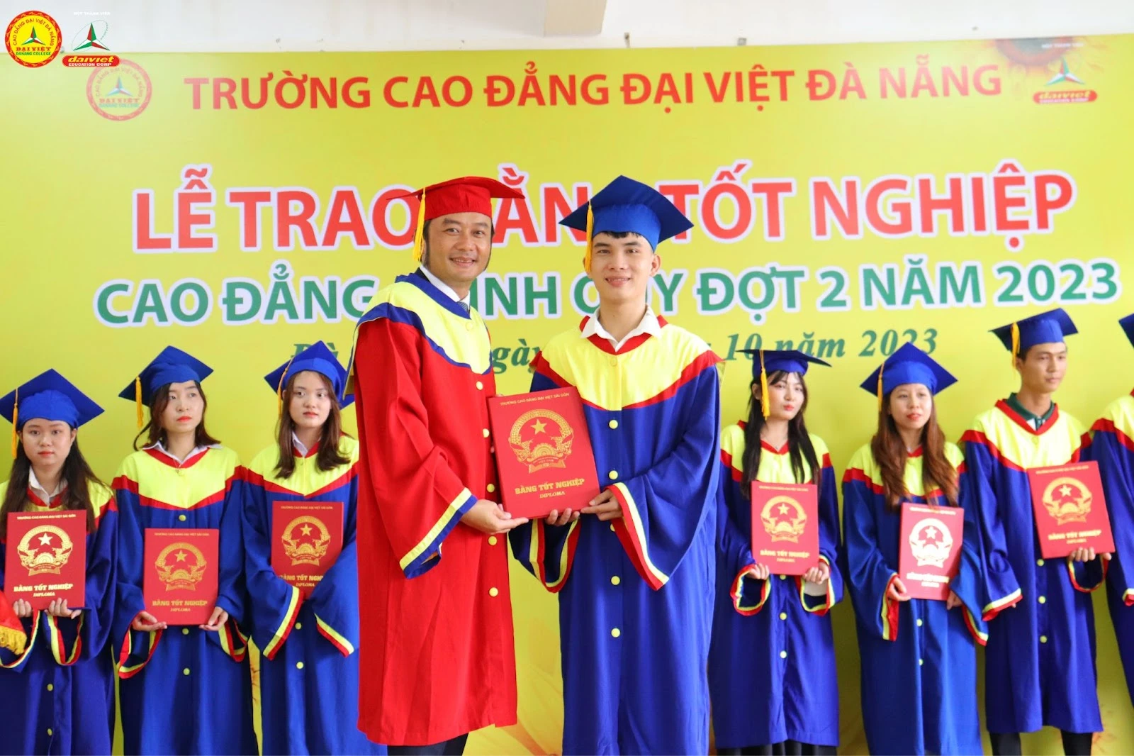 Lễ Tốt Nghiệp 2023 – Hơn 200 Tân Cử Nhân Gia Nhập Thị Trường Lao Động | Trường Cao Đẳng Đại Việt Đà Nẵng