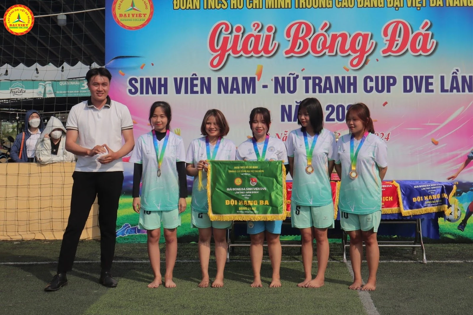 Lộ Diện Quán Quân Giải Bóng Đá Truyền Thống DVE Cup 2024