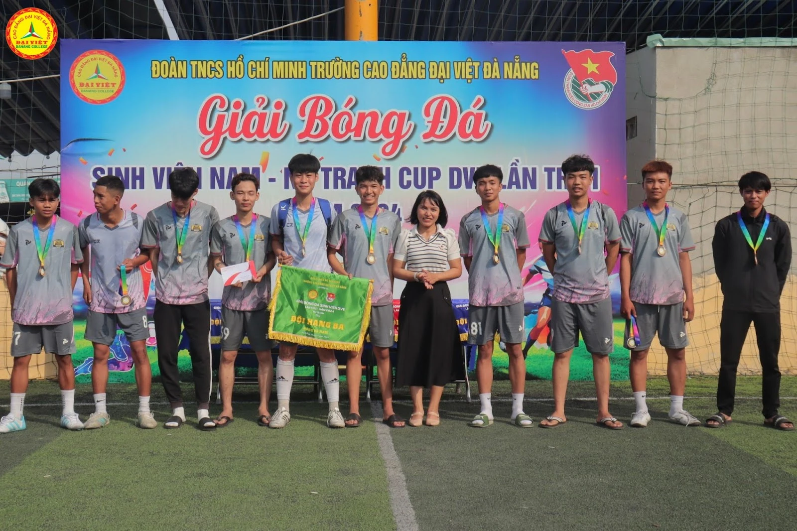 Lộ Diện Quán Quân Giải Bóng Đá Truyền Thống DVE Cup 2024
