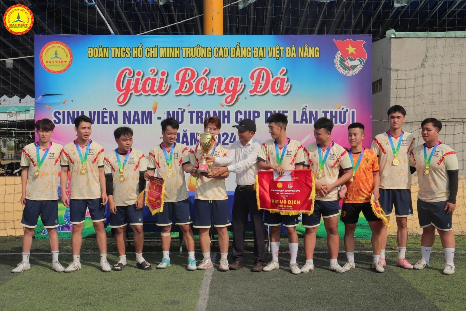 Lộ Diện Quán Quân Giải Bóng Đá Truyền Thống DVE Cup 2024