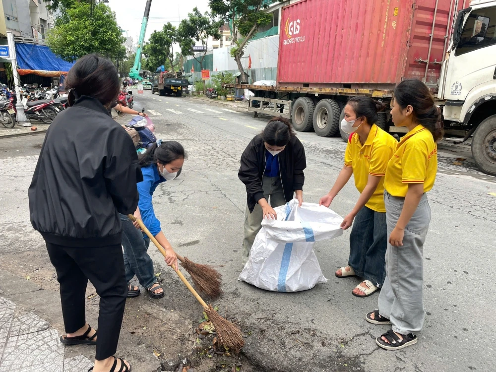 Ngày Chủ Nhật Xanh – Hoạt động sinh viên Trường Cao Đẳng Đại Việt Đà Nẵng vì môi trường bền vững