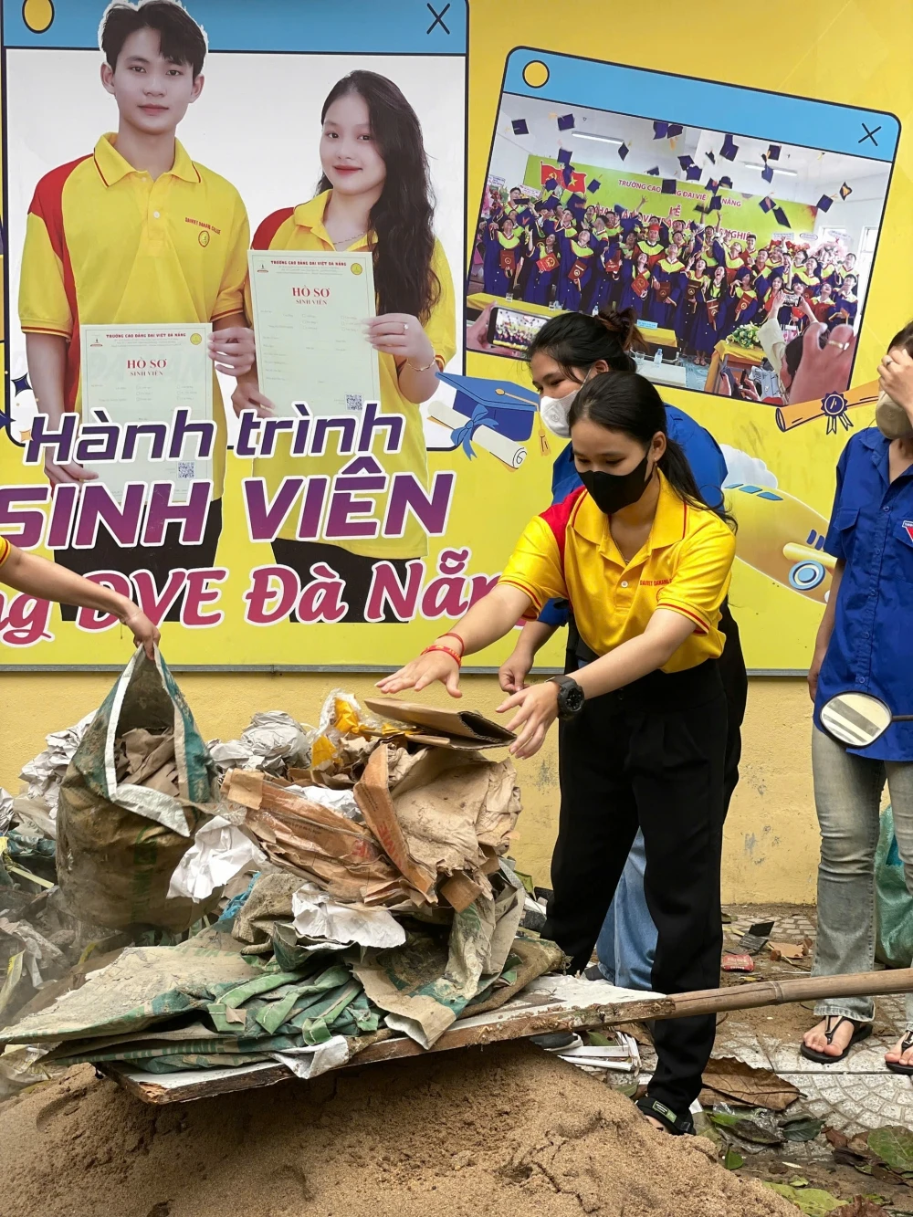 Ngày Chủ Nhật Xanh – Hoạt động sinh viên Trường Cao Đẳng Đại Việt Đà Nẵng vì môi trường bền vững